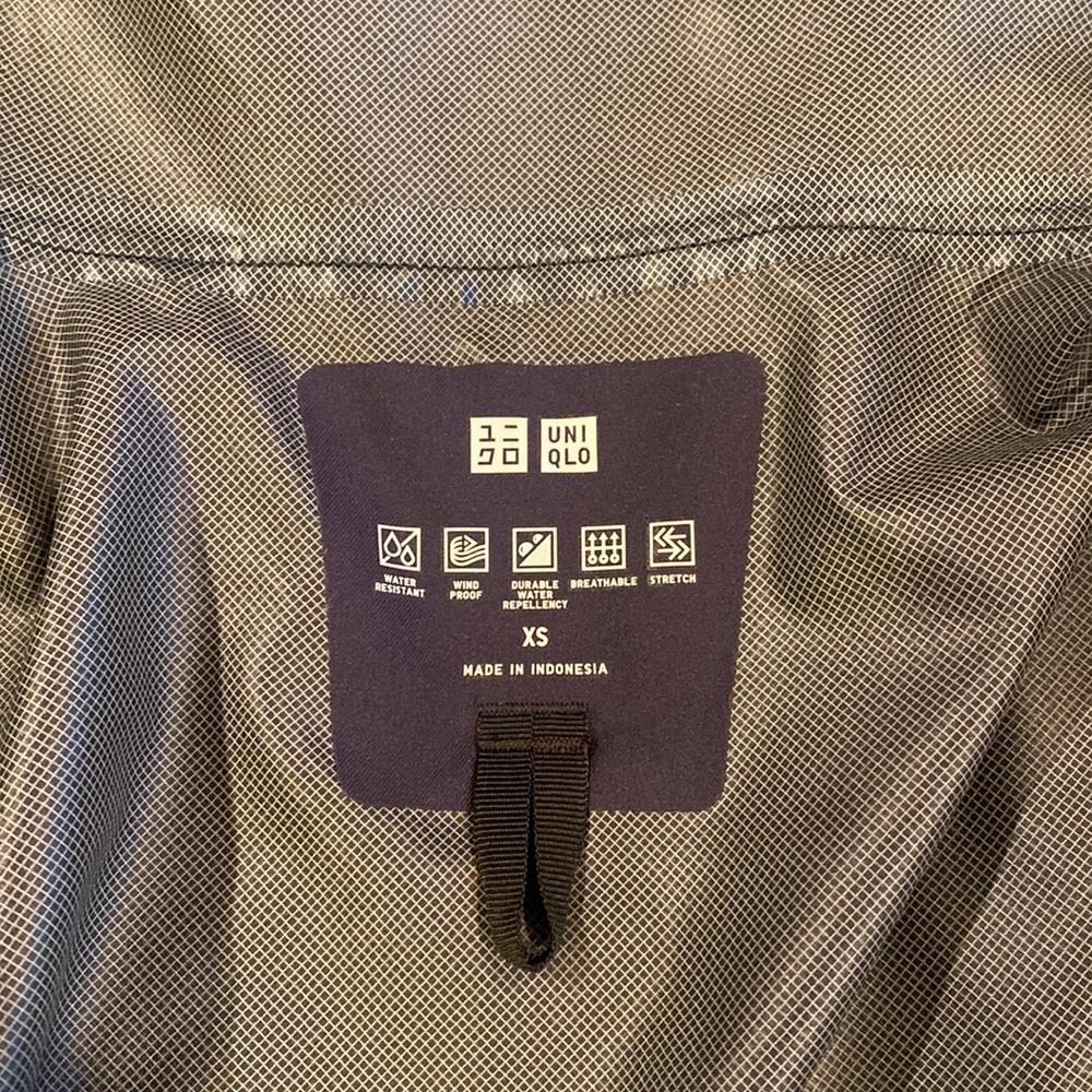 Uniqlo rain jacket!  Women’s size XS. Navy blue.  Perfect condition - Picture 3 of 3